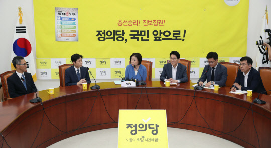 심상정 정의당 대표(오른쪽)가 26일 여의도 국회 본청에서 조국 법무부 장관 후보자 인사청문회 준비단장인 김후곤 법무부 기획조정실장(가운데)으로부터 조 후보와 관련된 의혹에 대한 소명을 직접 듣기 위해 만나 인사말을 하고 있다.  연합뉴스